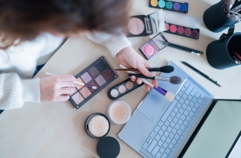 Empresas fabricantes de cosméticos são condenadas por obrigar uso de fantasia em reunião trimestral de gerentes